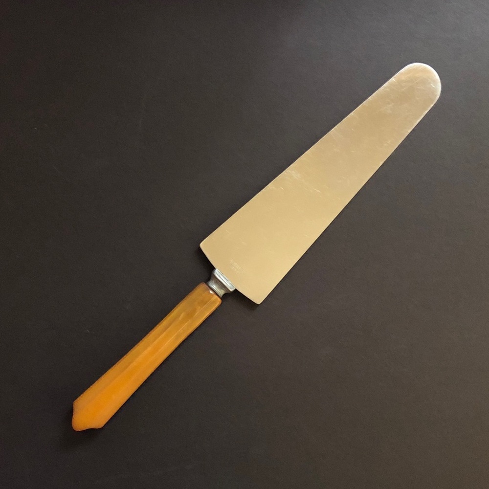 Vintage Butterscotch Bakelite Handle Cake or Pie Server